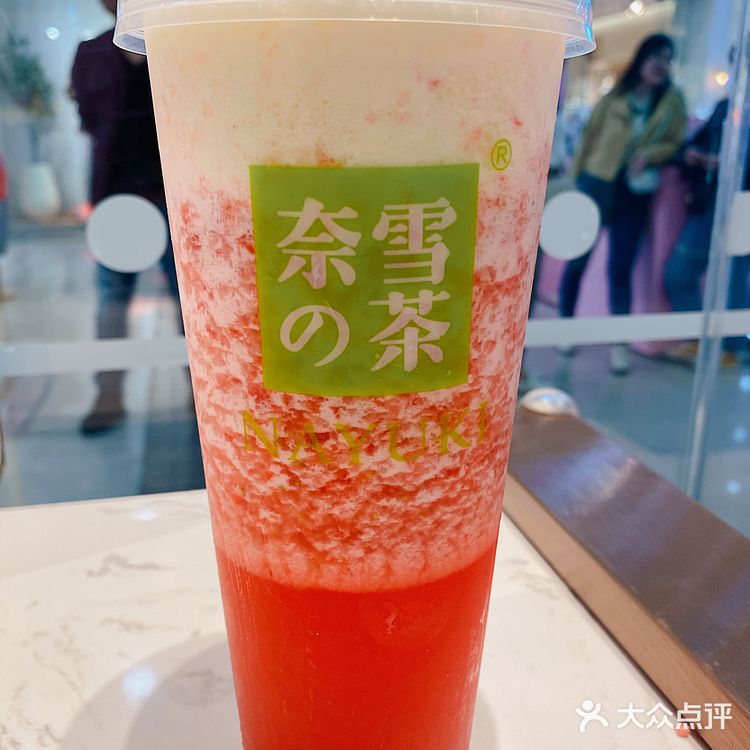 花臂小姐姐终于吃了奈雪的茶，面包和茶饮口味都喜欢❗️