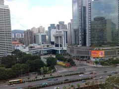 对面高大上的购物广场-广州花园酒店