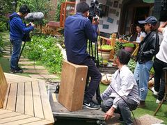 在月亮眼拍电视-月亮眼花园餐厅书吧酒吧