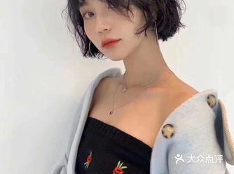 这是一款修颜短发. 显脸小、还可以改变脸型