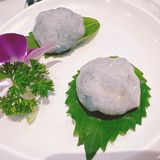 基围虾煮熟后，服务员会很熟练地剥开去皮