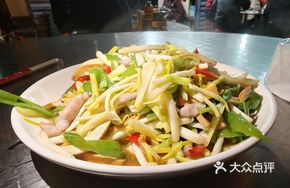 Stir-Fried Pork with Leek and Yellow Onion