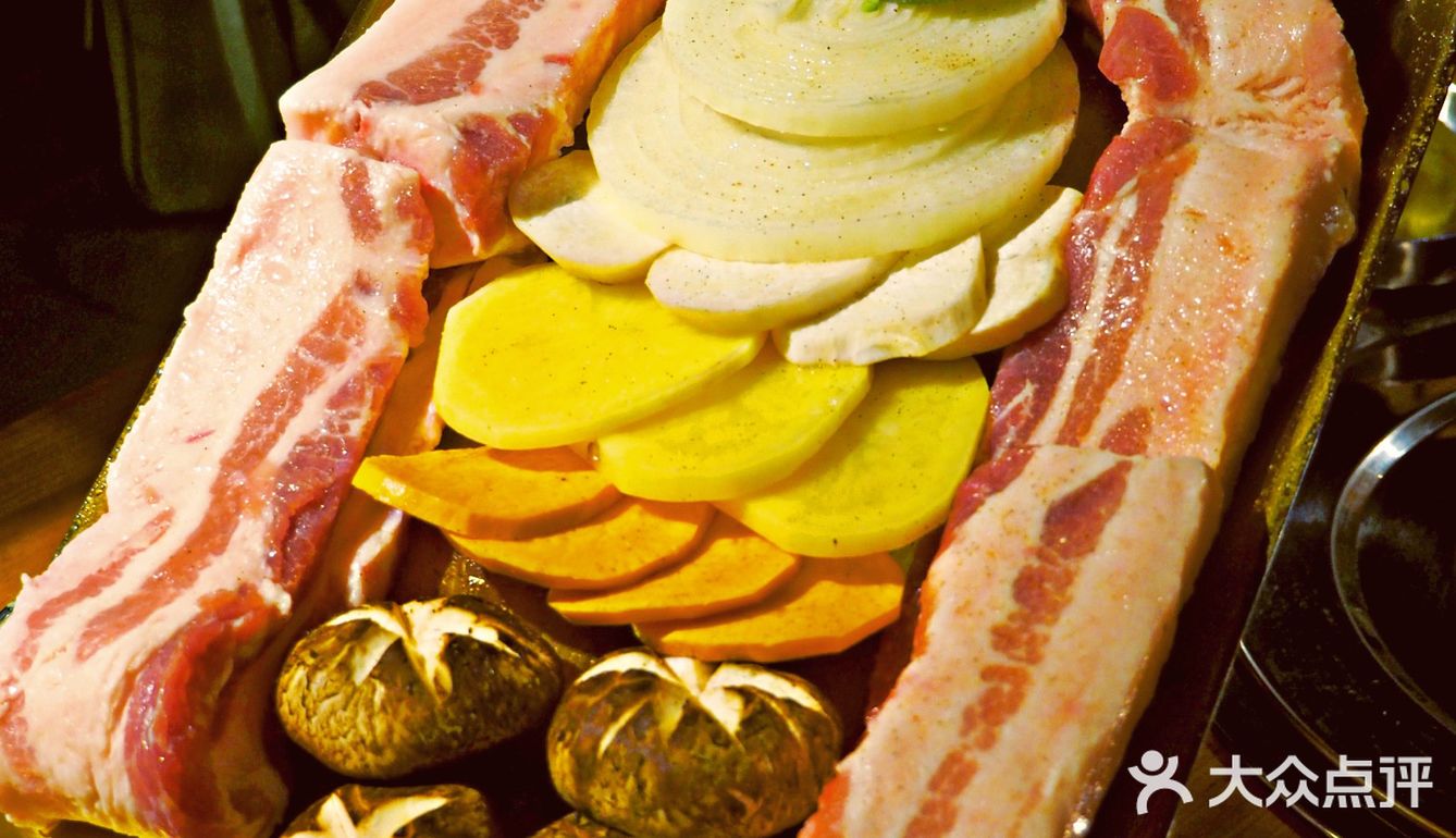 吃肉吃得贼过瘾🤤这家烤肉店竟🈶️1m厚五花…