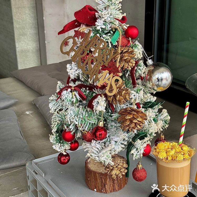 不懂就问！江门的咖啡店都这么圣诞🎄吗？？