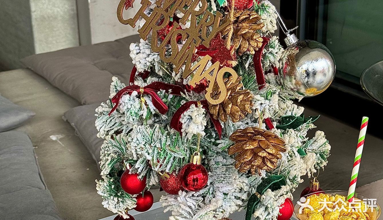 不懂就问！江门的咖啡店都这么圣诞🎄吗？？