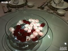 桌上的花瓣盆-御花园·粤菜·海鲜火锅(中山公园店)