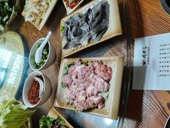 -周老三跷脚牛肉·全牛火锅(非遗传承店)