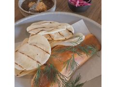 烟熏三文鱼配烤饺子皮和芥末籽酱-BOR Eatery(安福路店)