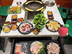 -山野的朋友露营炭火烤肉