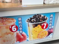 -蜜雪冰城(万达广场外B号门门口外集装箱店)