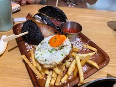 经典牛肉汉堡-HELLO 27 意面·沙拉·帕尼尼