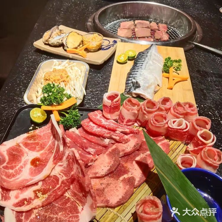 大口吃肉！干干干！ 就来瞳瞳瞳[加油]
