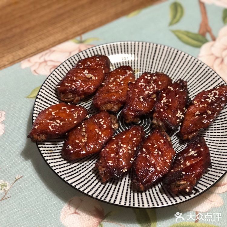 料酒，腌制2-3个小时，烤箱预热，烤翅上刷蜂蜜和油