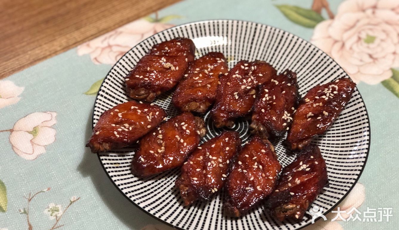 料酒，腌制2-3个小时，烤箱预热，烤翅上刷蜂蜜和油