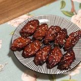 料酒，腌制2-3个小时，烤箱预热，烤翅上刷蜂蜜和油