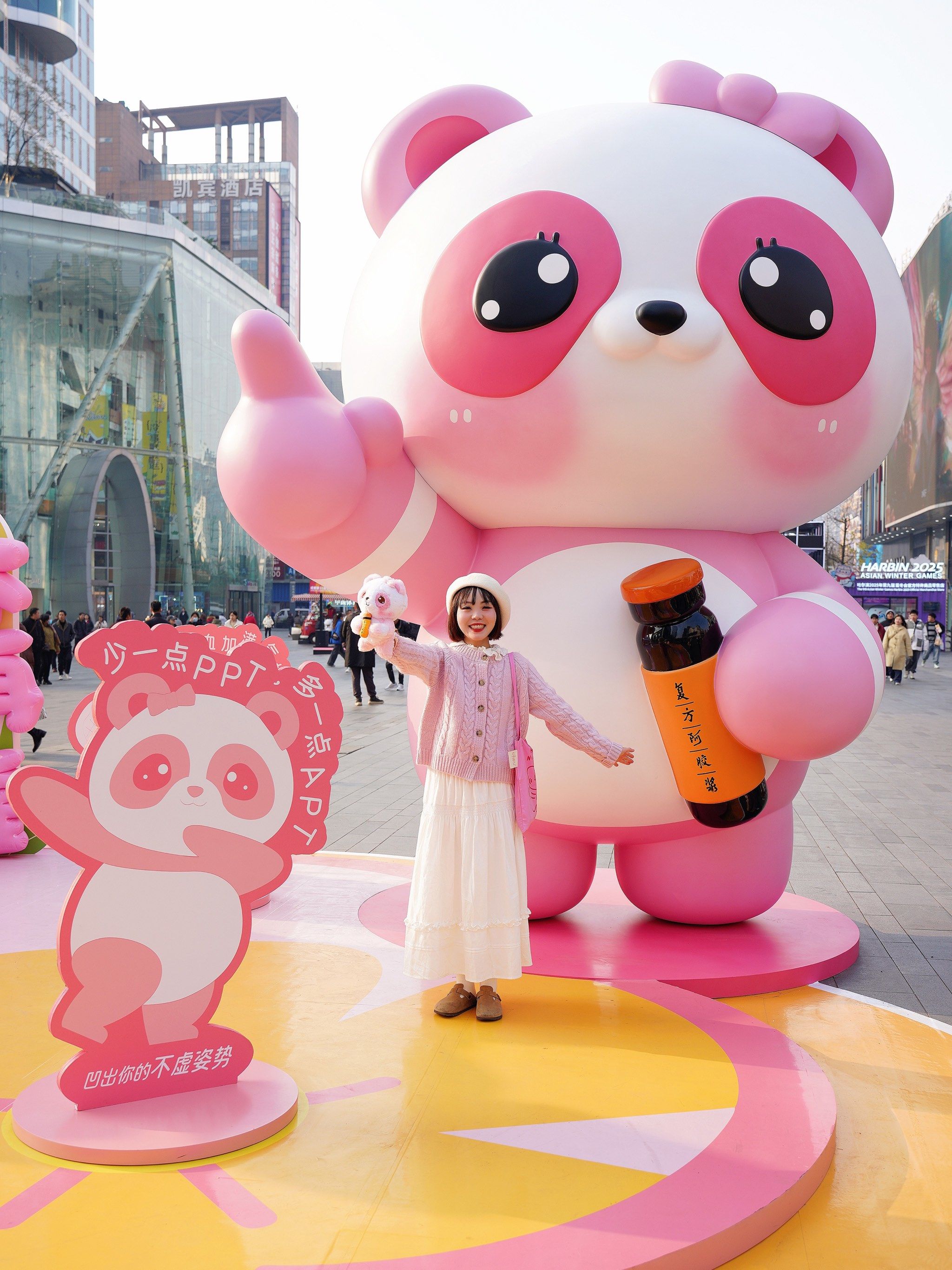 n-
这天去春熙路逛街的时候,直接被广场一只超可爱的粉色熊猫