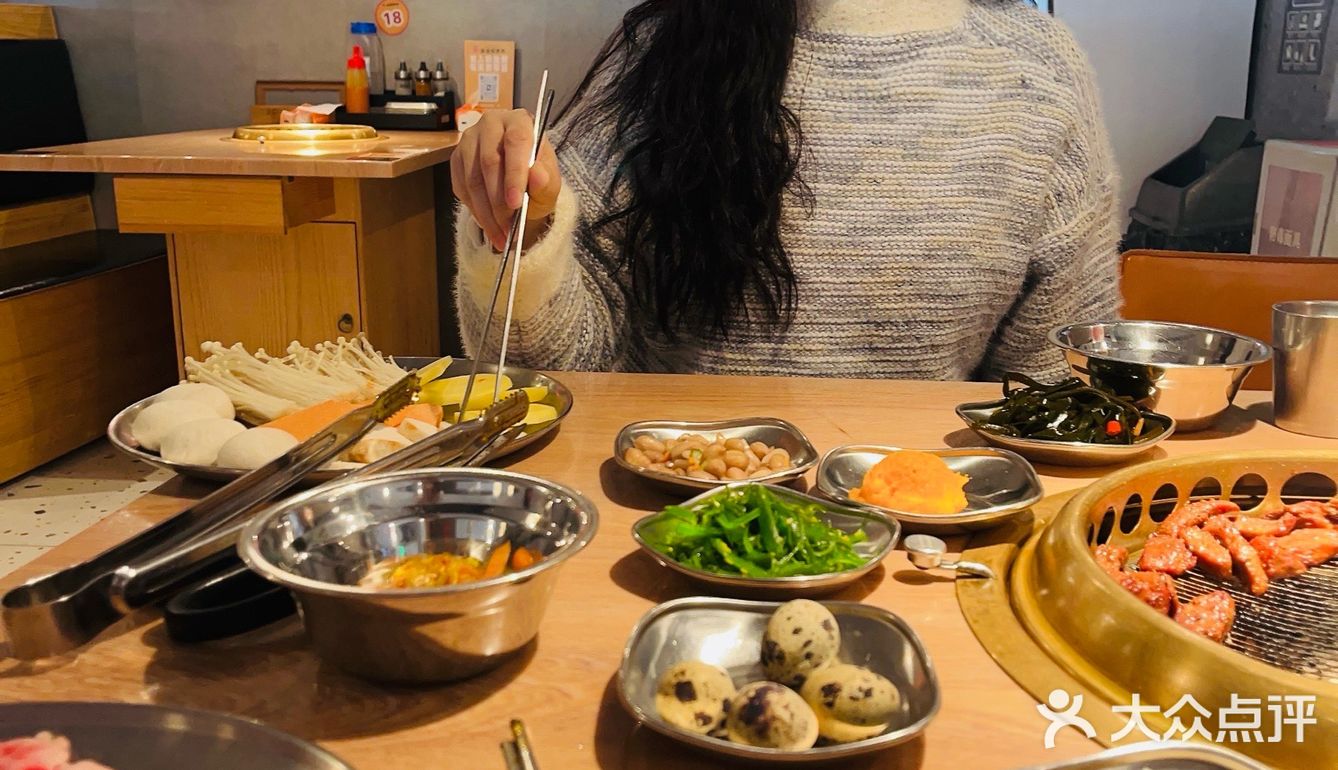 起风降温该咋办？小姐姐说没有比这样吃一顿烤肉更带劲儿的了！