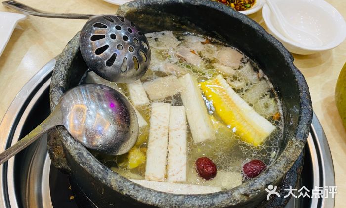 墨脱石锅椰子鸡•糟粕醋•东山羊(大东海店)墨脱石锅椰子鸡图片