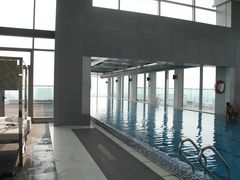 24楼凌空泳池-上海浦东康桥绿地假日酒店