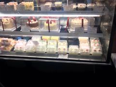 面包甜点陈列柜-红宝石·鲜奶小方·海派西点房(金杨店)