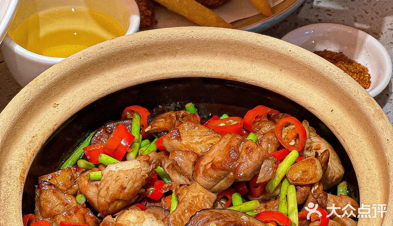 会主动介绍他们家的的招牌酸菜鱼 几乎是每桌必点！