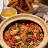 会主动介绍他们家的的招牌酸菜鱼 几乎是每桌必点！