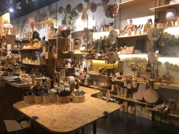 有趣的小店 内里全都是木制品店铺好像是刚装修好阶段 味道有点大