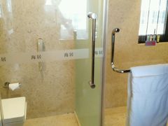 两居室套房主卧卫生间-三亚湾海居铂尔曼度假酒店