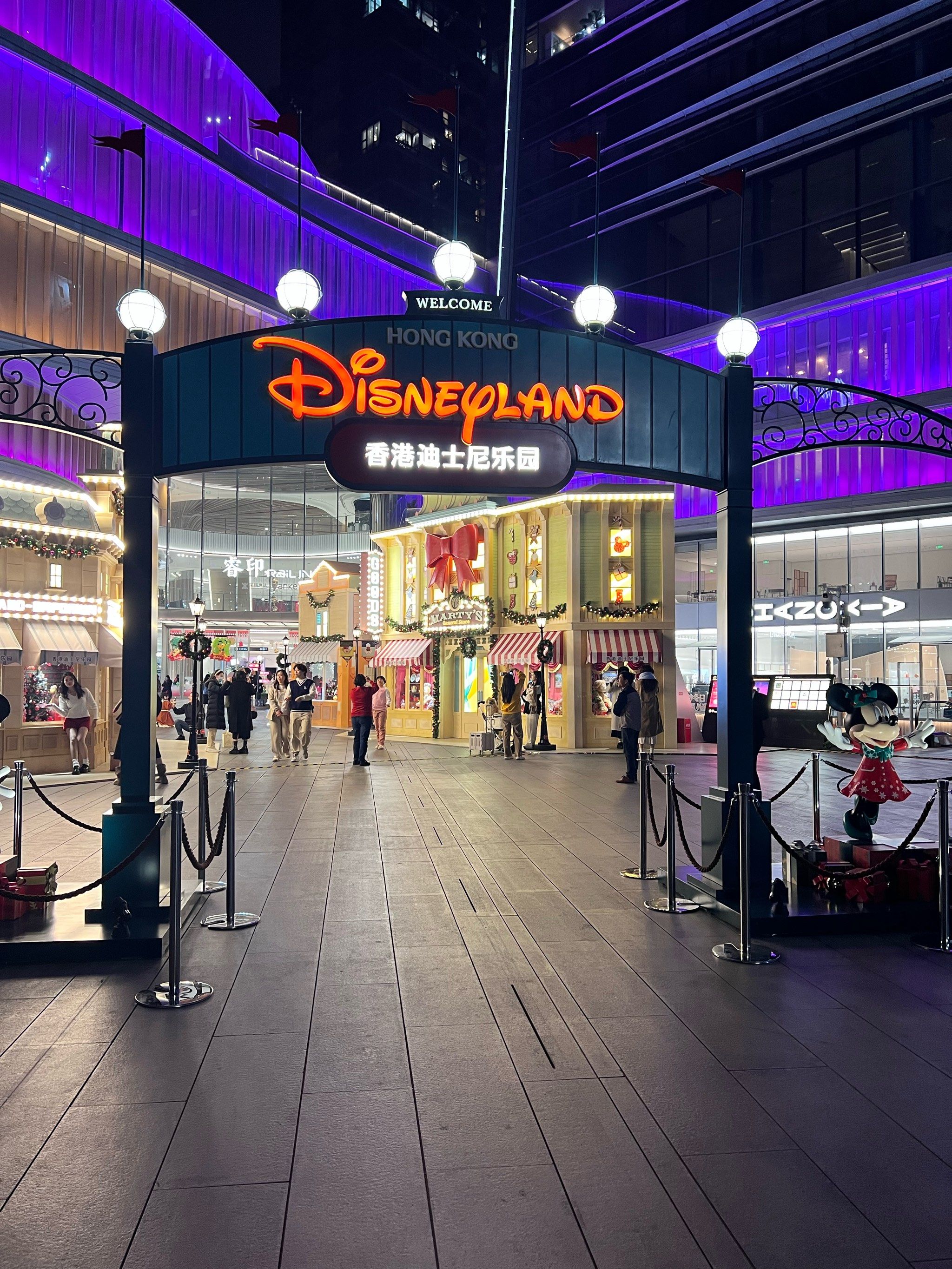 门口两侧打招呼
达菲与好友舞台装置
港迪奇妙梦想城堡装置
