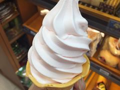 白桃冰激凌-全家便利店(襄阳南路店)