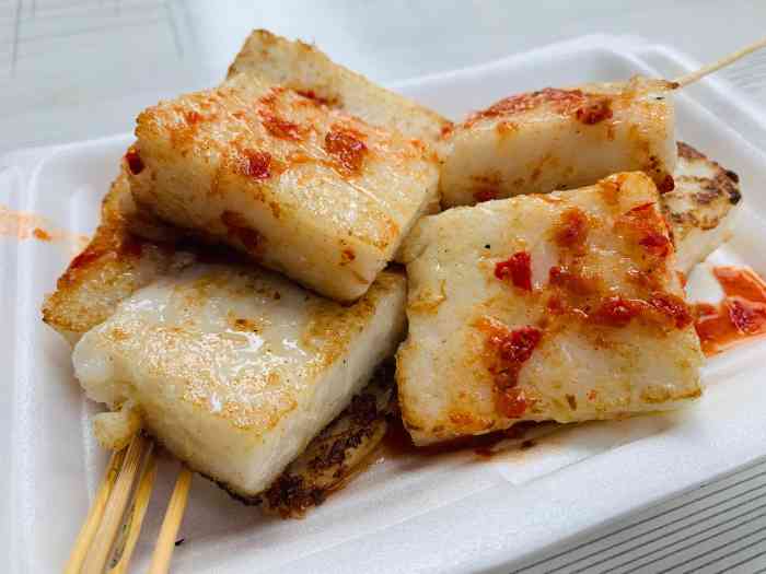 潮州石牌小吃,是牌坊街的一家粿店,即买即煎 咸水粿看起来简简单单的