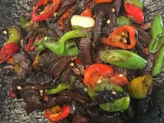 青椒火腿炒黑虎掌-蘑统田下·野生菌火锅