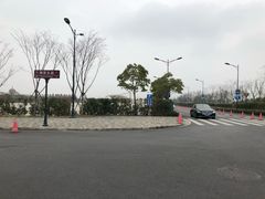 -奕欧来上海购物村停车场