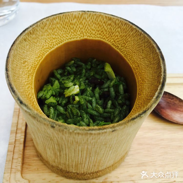 每样餐食小而精致，用完一道上一道