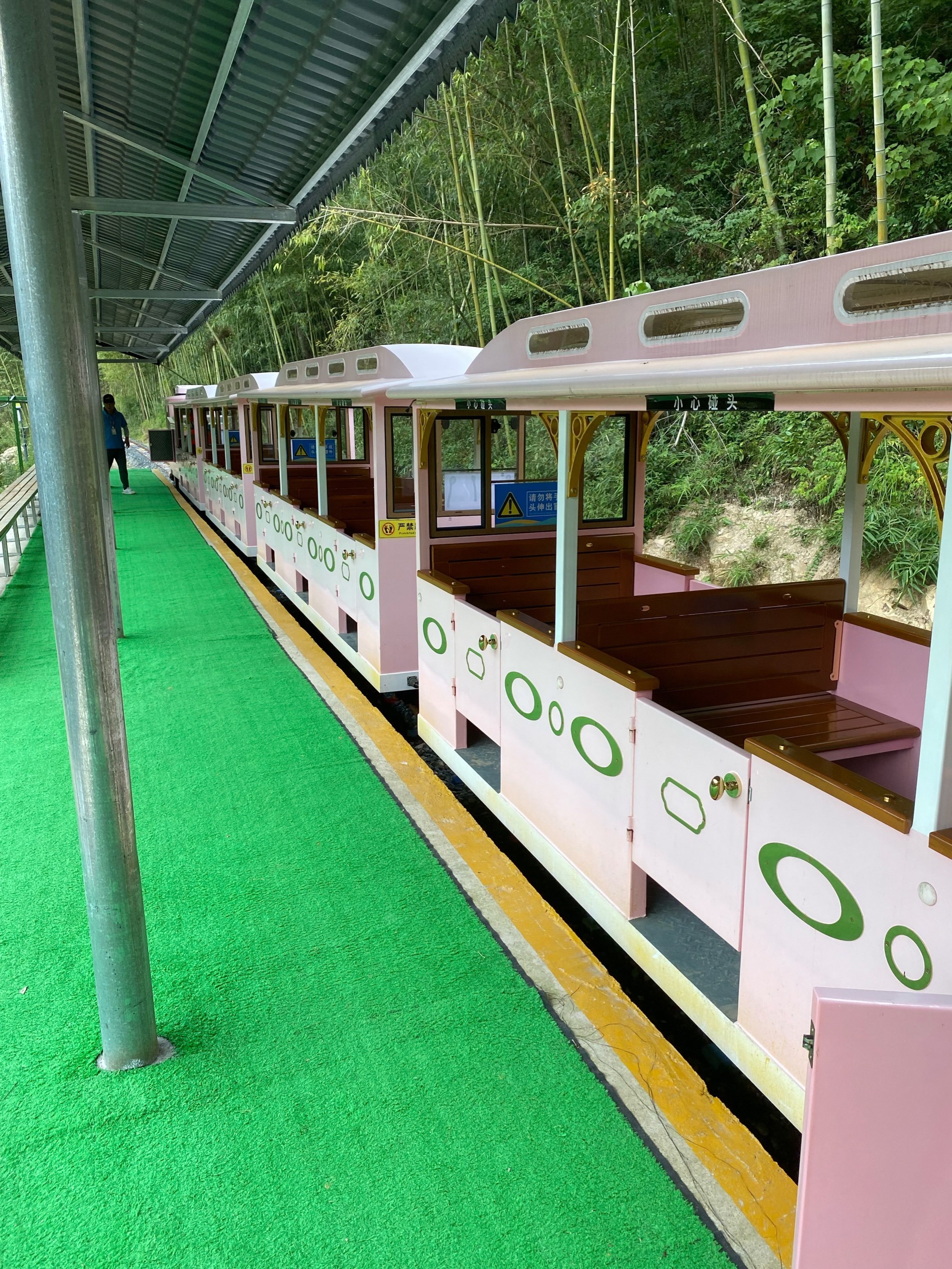 螺旋滑梯是挺吸引人的,艇是小的那种,所以-大众点评