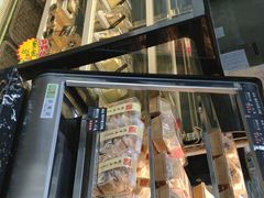 面包甜点陈列柜-啊噗吐呦现场烘焙(麦凯乐店)