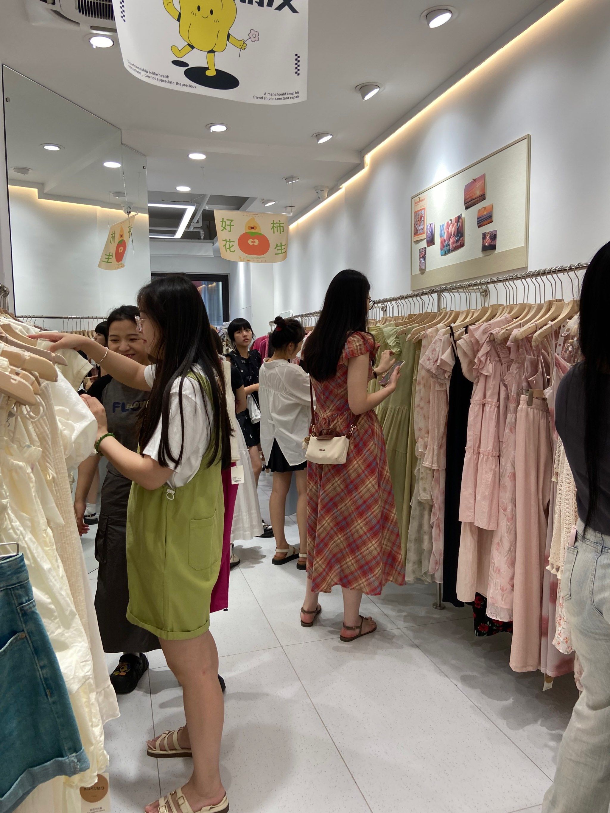 网上买不到衣服实体店买了一堆!