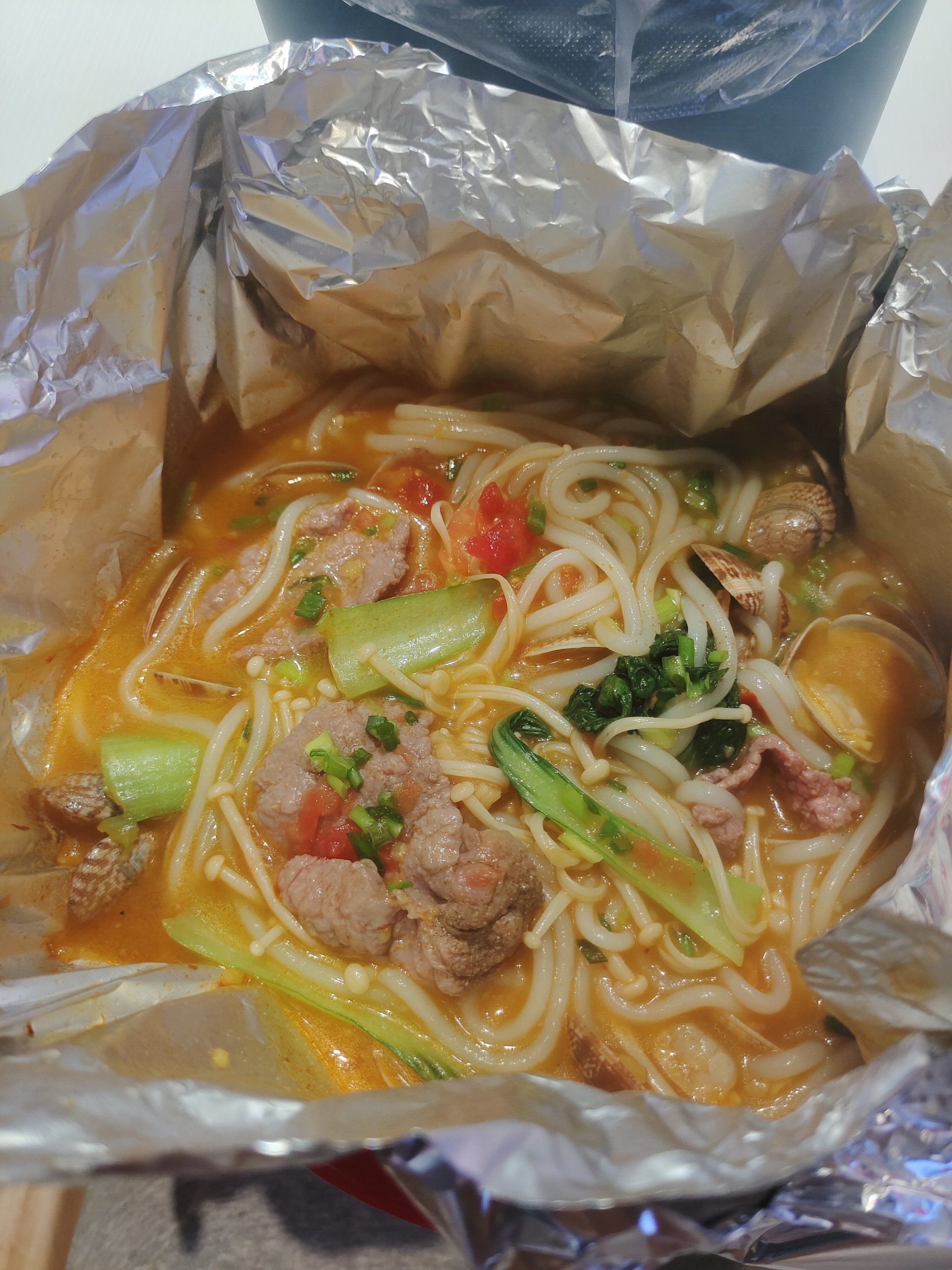 好吃的花甲米线,万象城新开的,锡纸包着,浓郁的香味,很不错