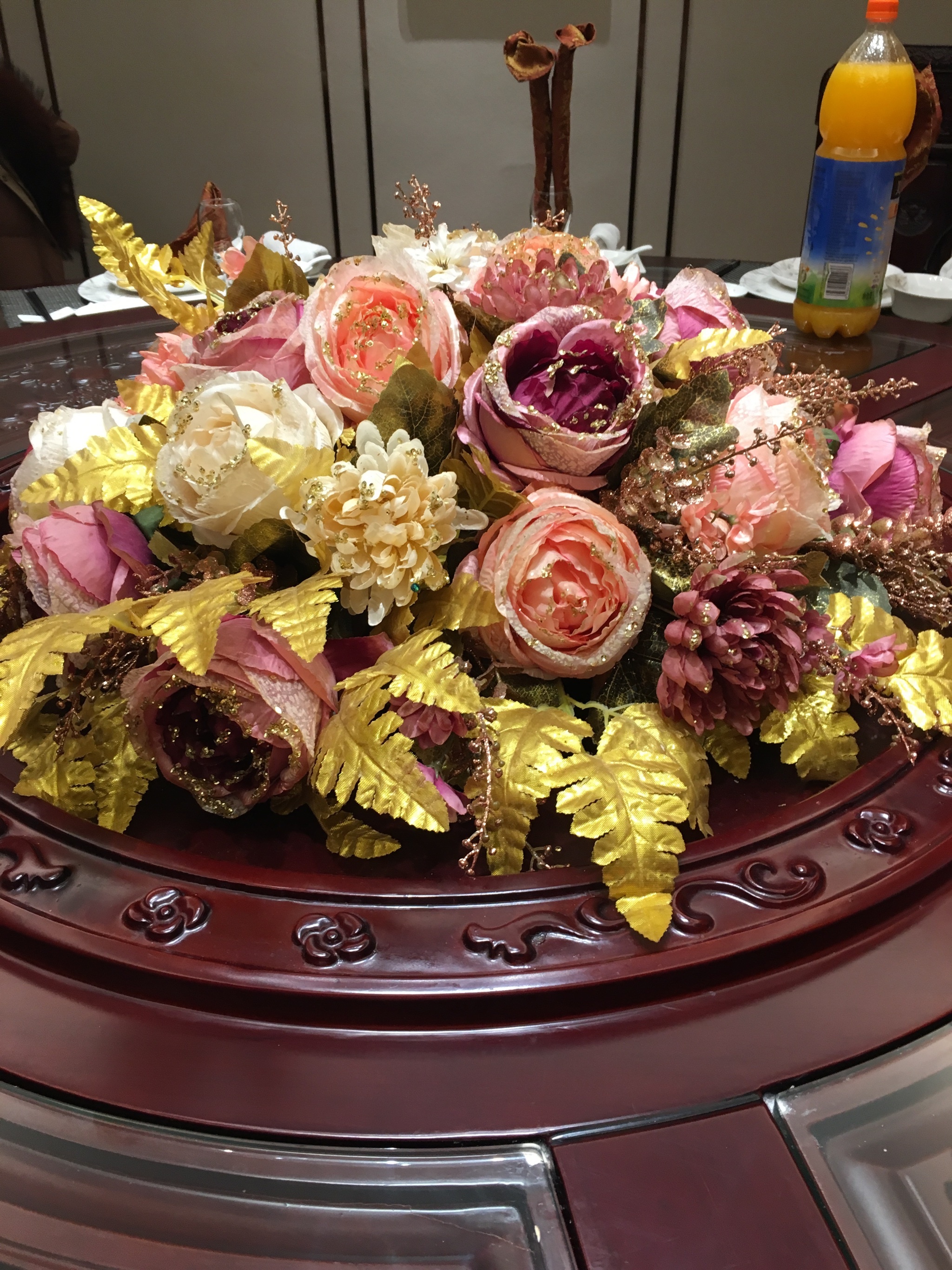 同事聚餐选在了尚友丽都大酒店.位置:老