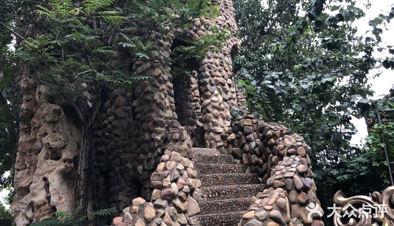 逛一逛也是享受啊……阴天的下午过去的,人不少