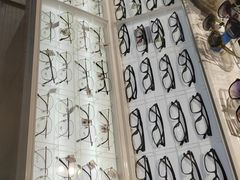 -西南眼镜·蔡司·依视路战略合作店(南街店)