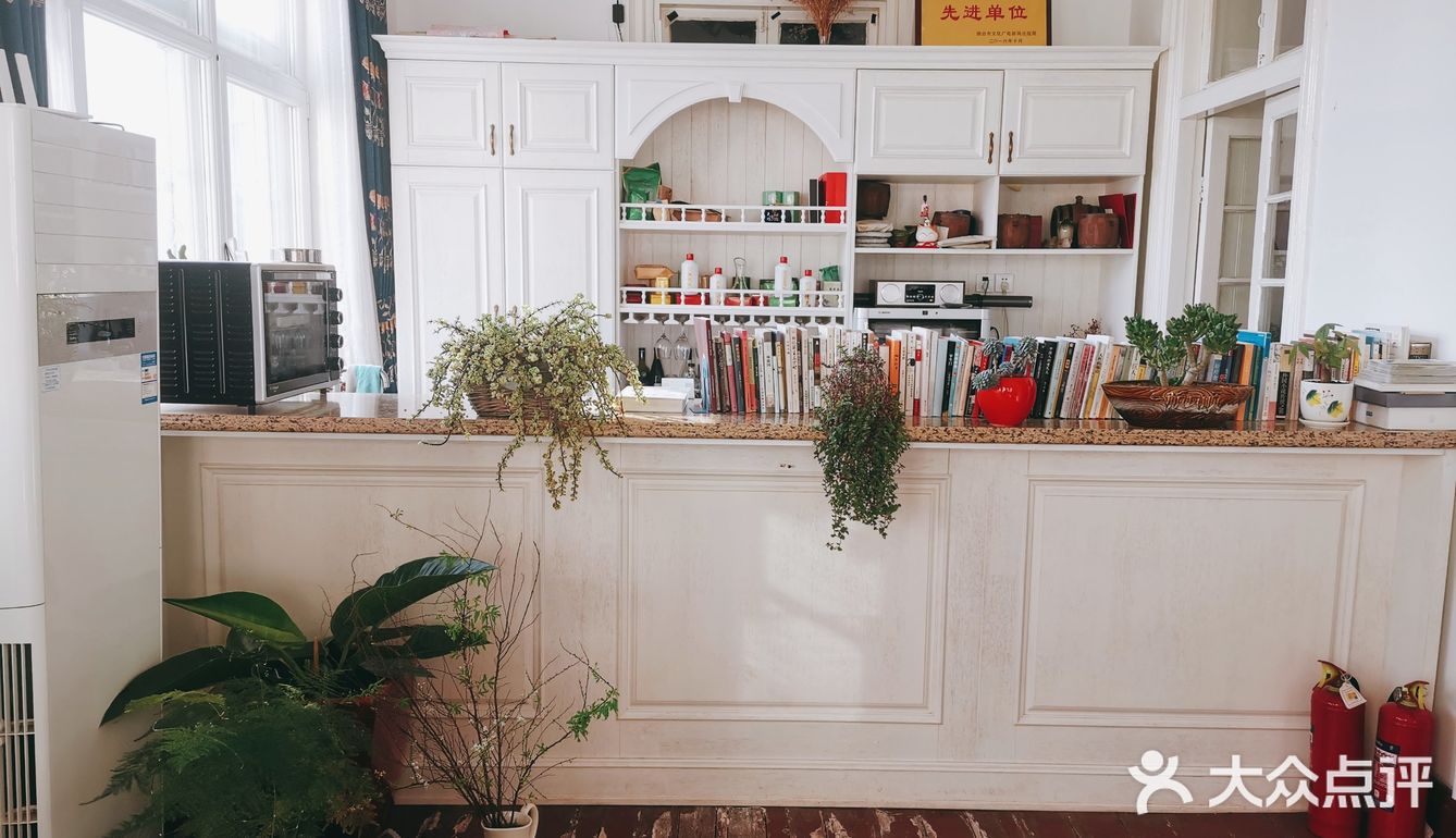 冬日的午后,阳光照进来的咖啡屋