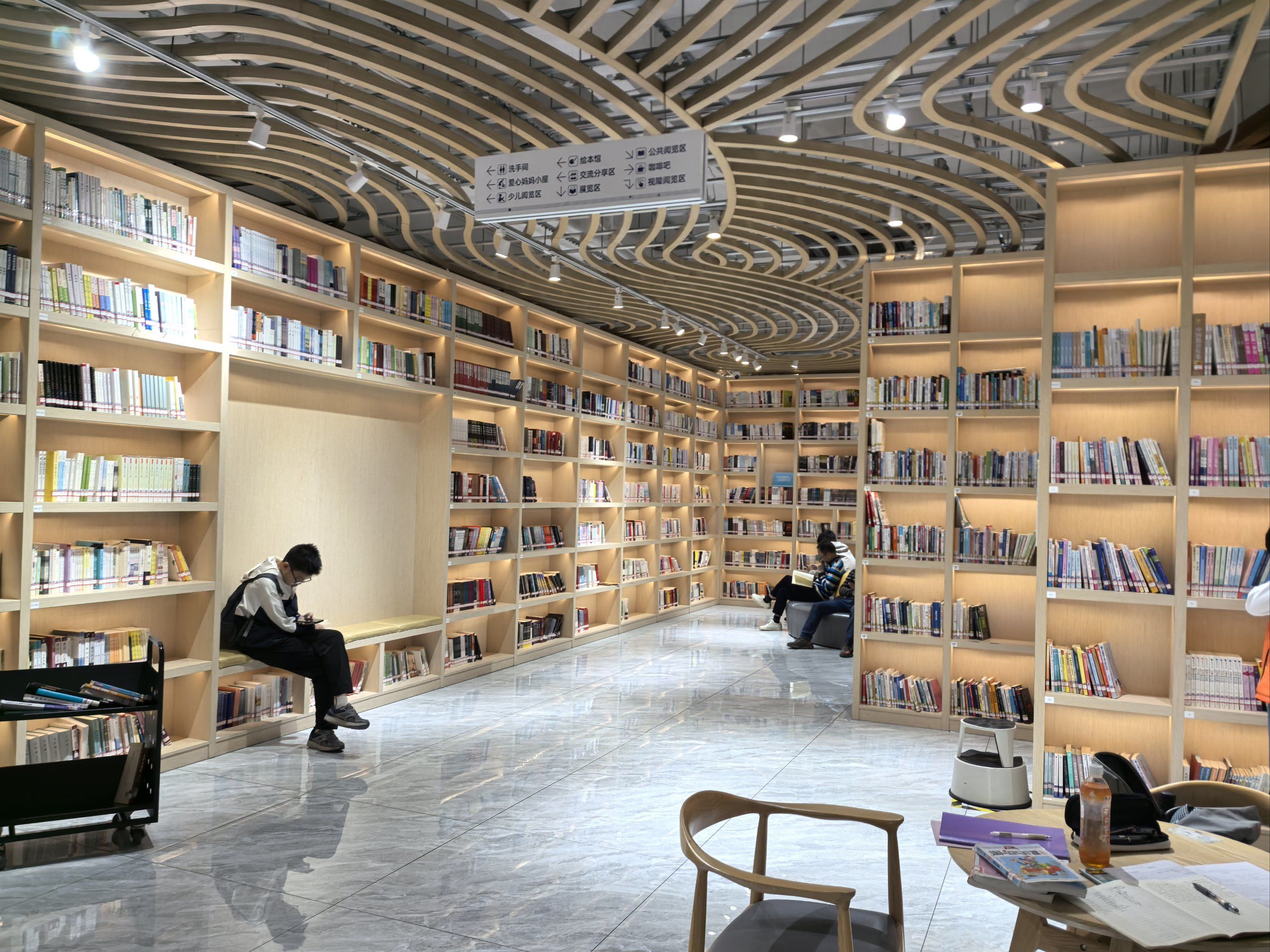 图书馆里的阅读时光