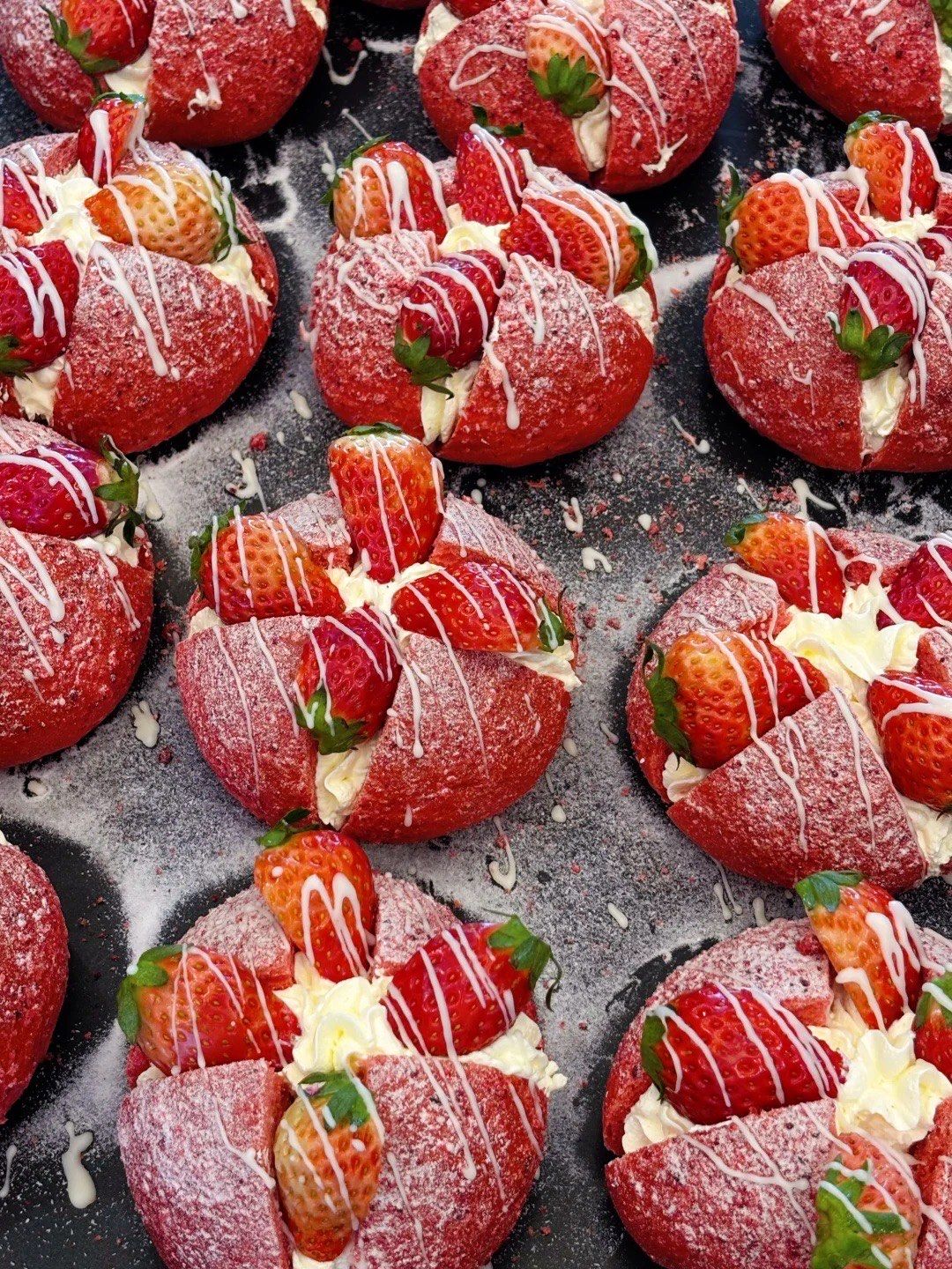 颜值超高的草莓奶油面包