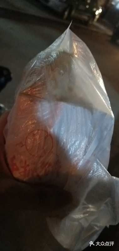 走在夜晚静谧的小巷里，突然飘出一股手抓饼的香气