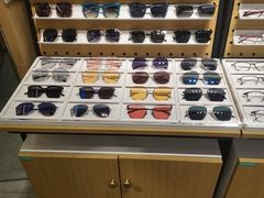 -LOOK眼镜·蔡司依视路配镜(宝山万达店)