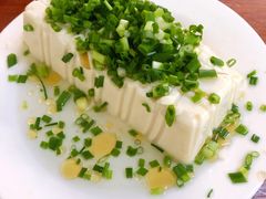 小葱拌豆腐-宝瑞门钉肉饼店