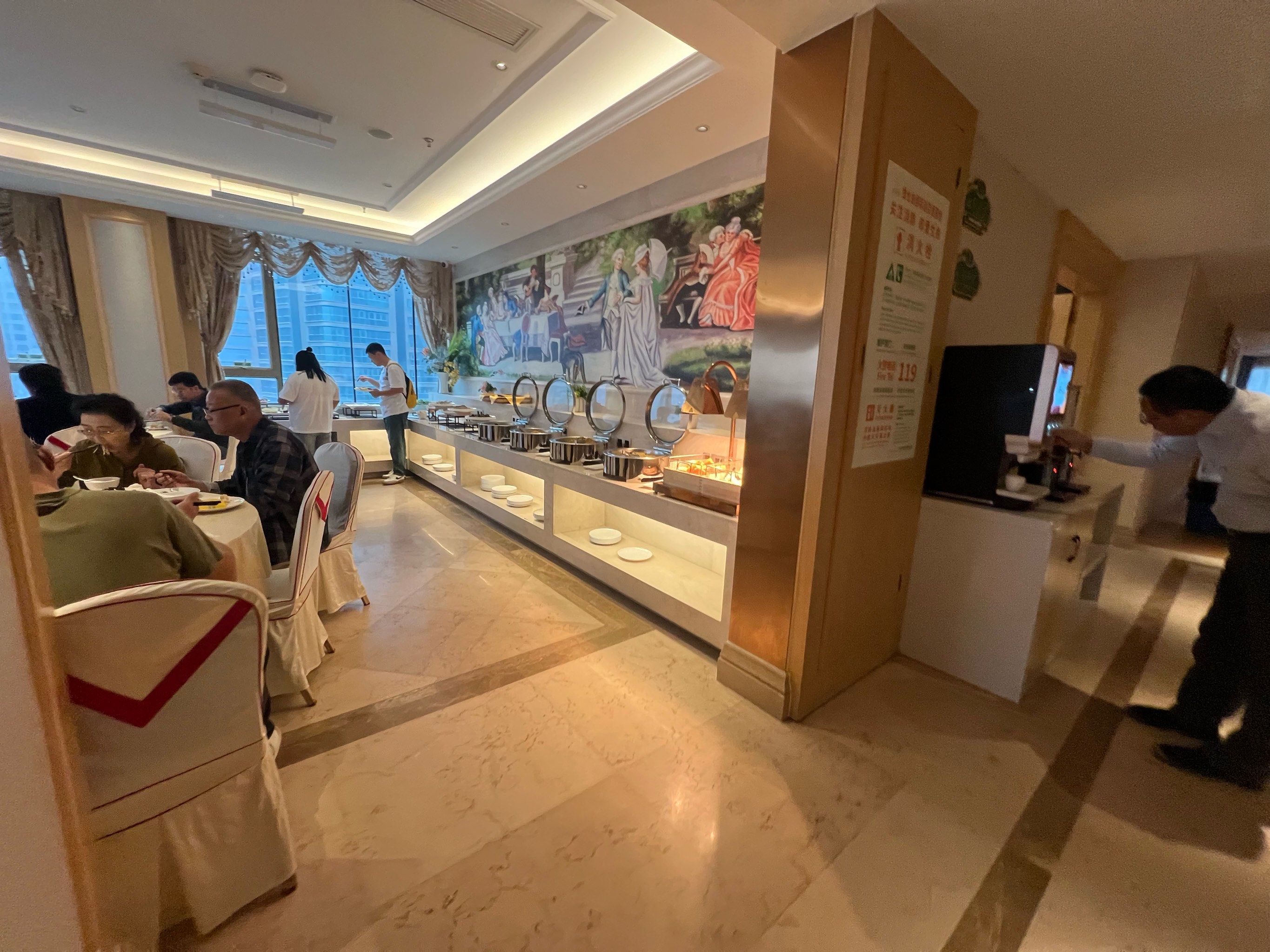 维也纳早餐餐厅碟席即视感