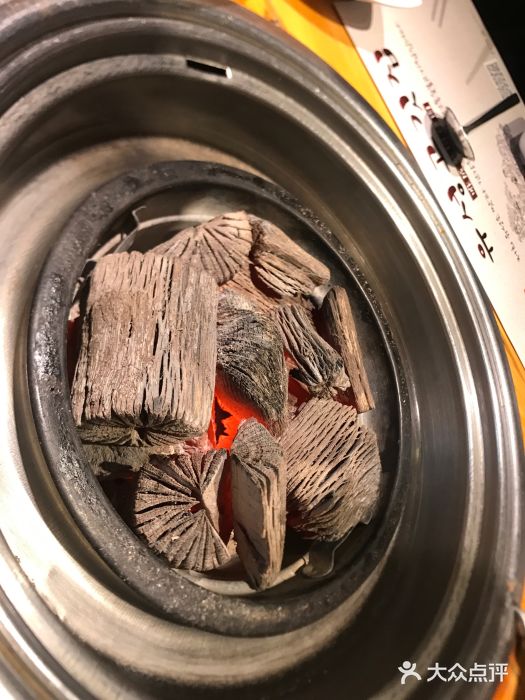 唯成•韩国炭火烤肉 유성고기餐具摆设图片