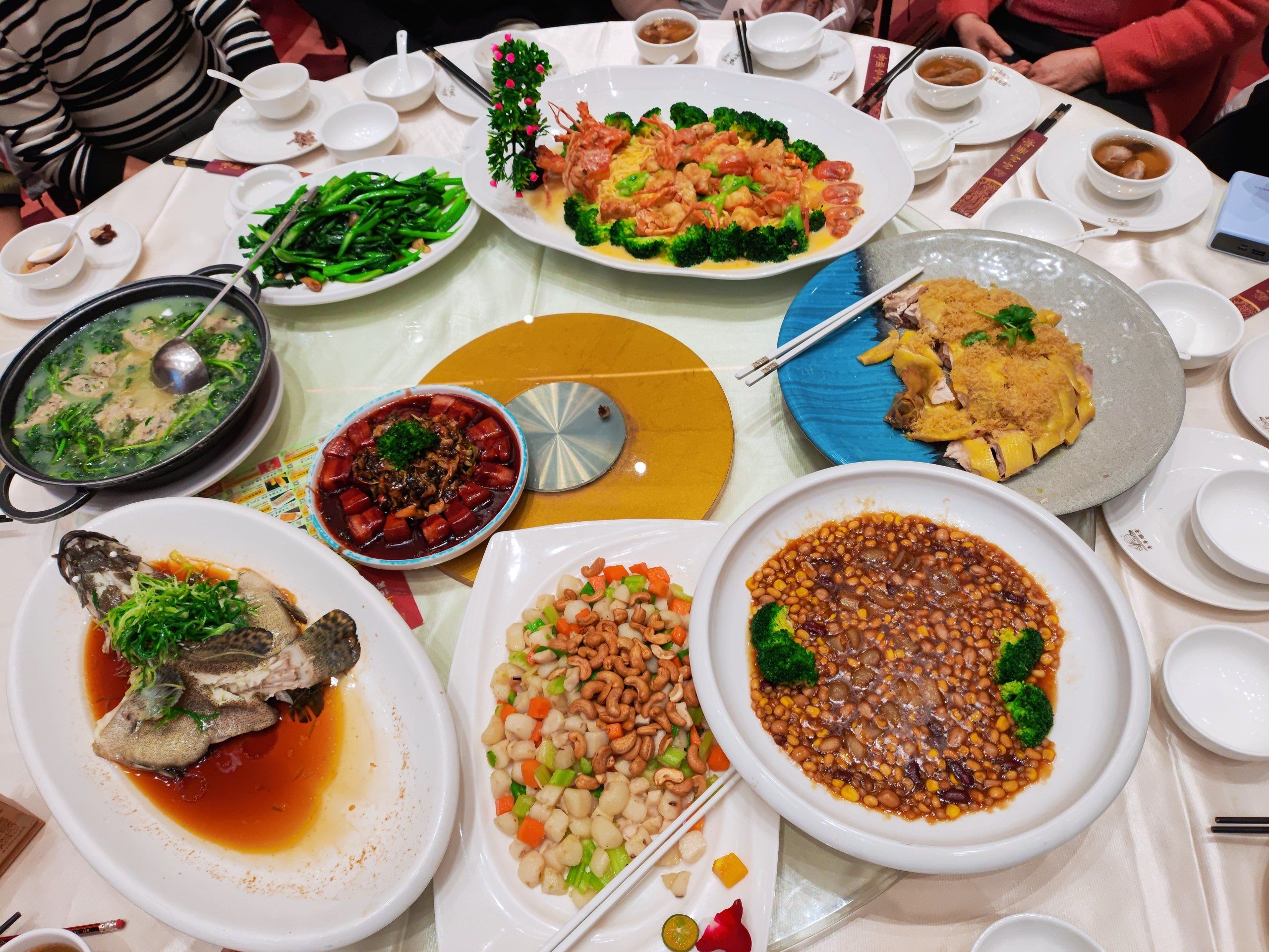 满桌佳肴好满足